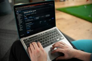 Dados de observabilidade e análise de infraestrutura de TI em uma tela de monitoramento