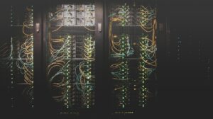 Infraestrutura de rede representando a evolução de monitoramento para observabilidade e AIOps