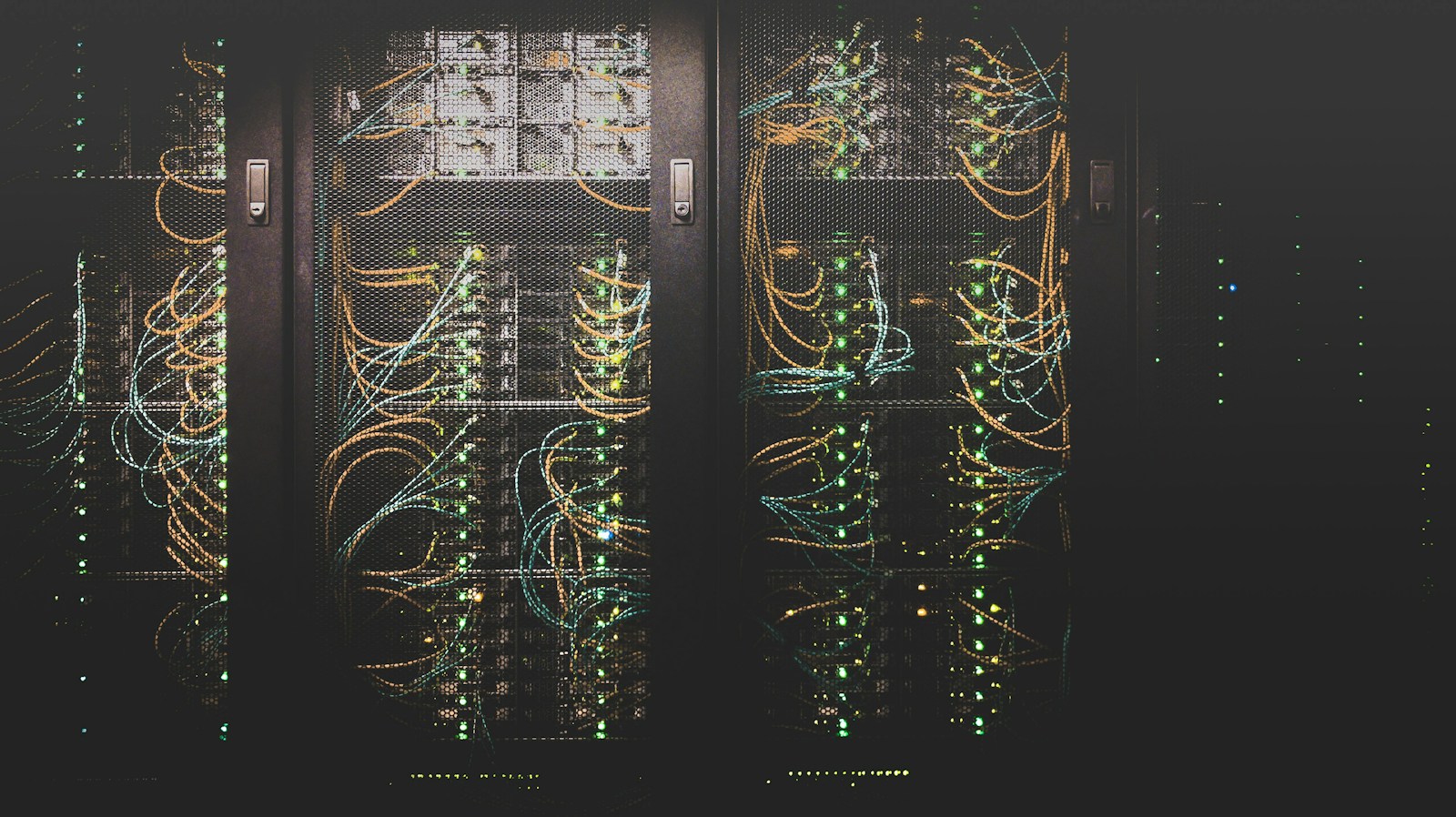 Infraestrutura de rede representando a evolução de monitoramento para observabilidade e AIOps