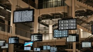 Network Operations Center com múltiplas telas de monitoramento de infraestrutura e tráfego de rede
